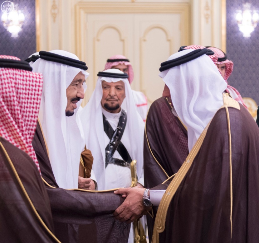 خادم الحرمين الشريفين يستقبل  الأمراء والمشايخ وجموعاً من المواطنين