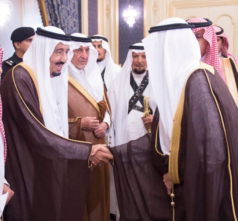 خادم الحرمين الشريفين يستقبل  الأمراء والمشايخ وجموعاً من المواطنين