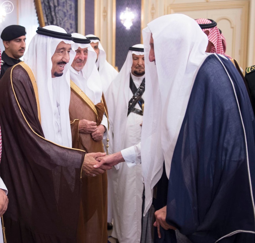 خادم الحرمين الشريفين يستقبل  الأمراء والمشايخ وجموعاً من المواطنين