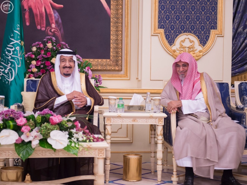 خادم الحرمين الشريفين يستقبل  الأمراء والمشايخ وجموعاً من المواطنين