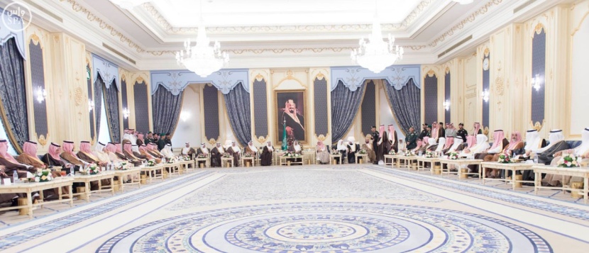 خادم الحرمين الشريفين يستقبل  الأمراء والمشايخ وجموعاً من المواطنين