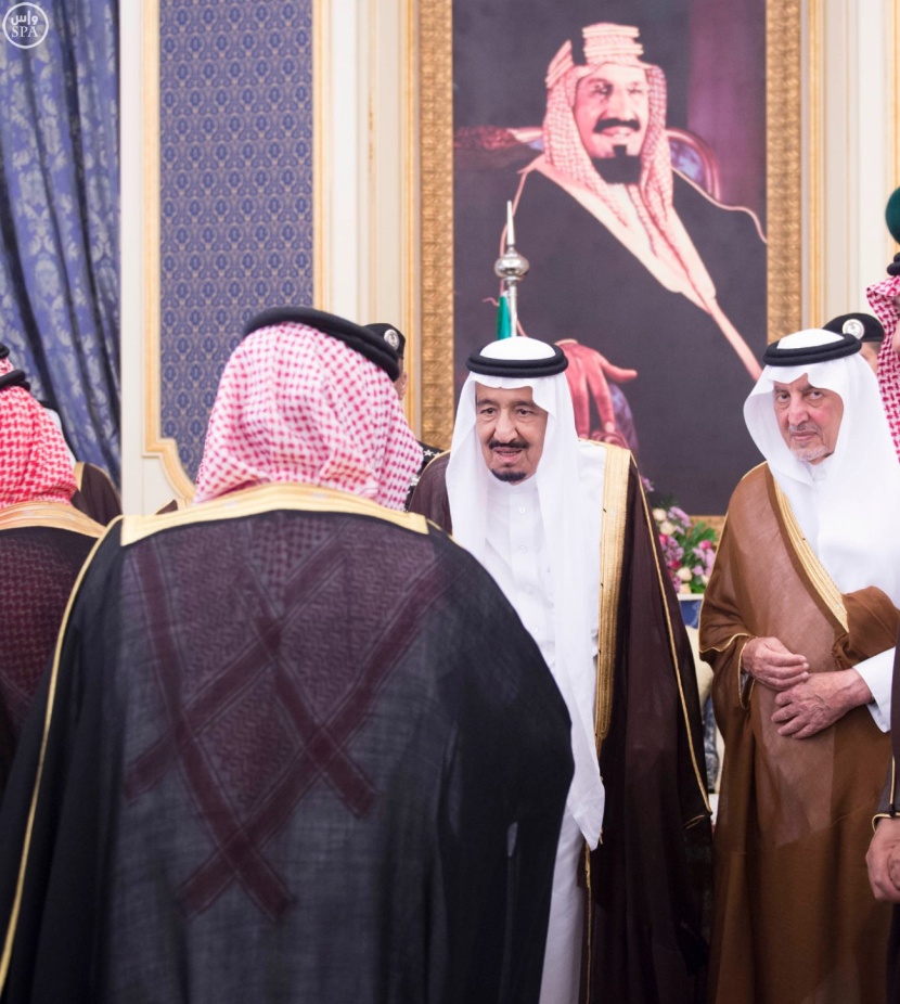 خادم الحرمين الشريفين يستقبل  الأمراء والمشايخ وجموعاً من المواطنين