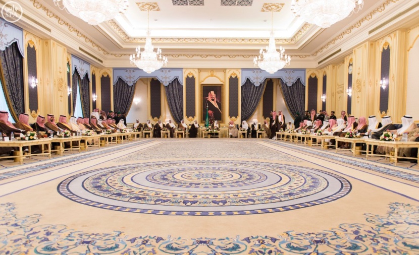 خادم الحرمين الشريفين يستقبل  الأمراء والمشايخ وجموعاً من المواطنين