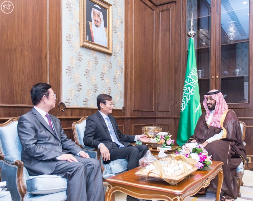 ولي ولي العهد يجتمع مع نائب وزير الخارجية الصيني