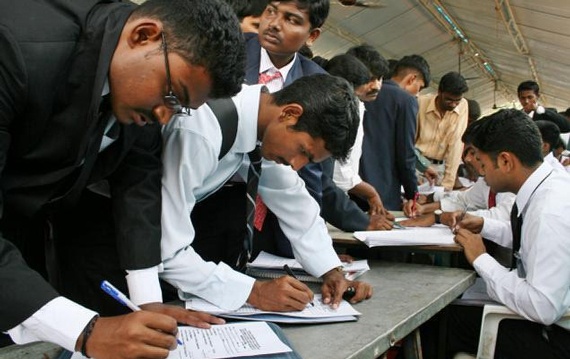 2.3 مليون هندي يتقدمون بطلبات لشغل وظيفة "فراش"