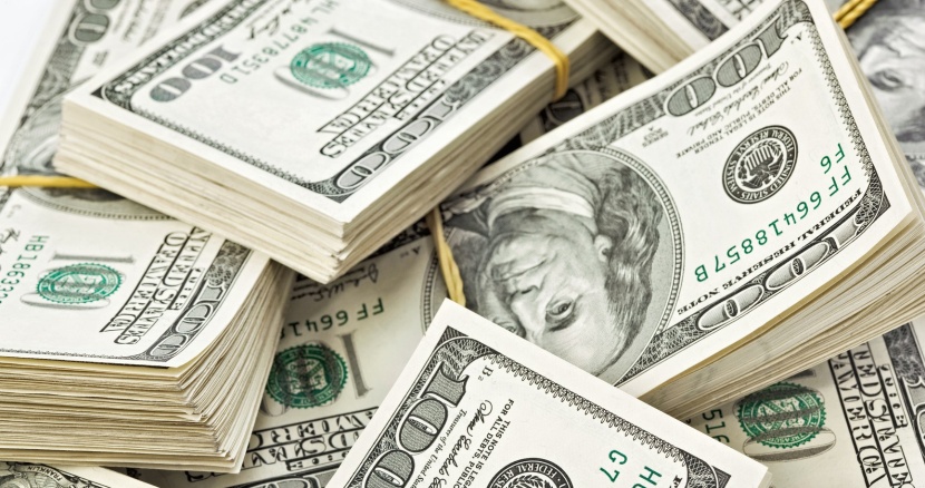 الدولار يتراجع قبيل قرار المركزي الأمريكي بشأن الفائدة