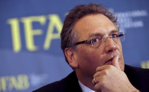 الفساد يتسبب في إعفاء أمين عام الفيفا من منصبه