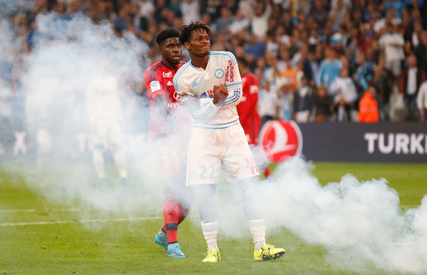 شغب الجماهير يتسبب في إيقاف لقاء مرسيليا وليون في فرنسا