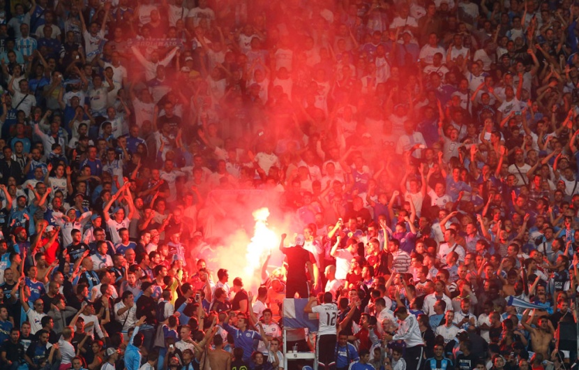 شغب الجماهير يتسبب في إيقاف لقاء مرسيليا وليون في فرنسا
