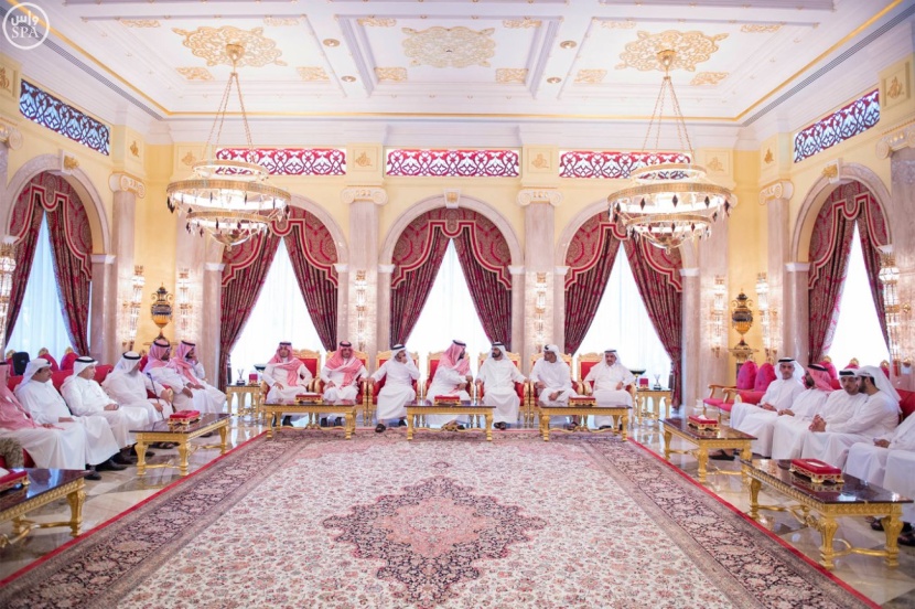 ولي ولي العهد ينقل تعازي الملك للشيخ محمد بن راشد