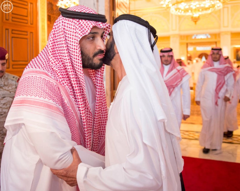 ولي ولي العهد ينقل تعازي الملك للشيخ محمد بن راشد