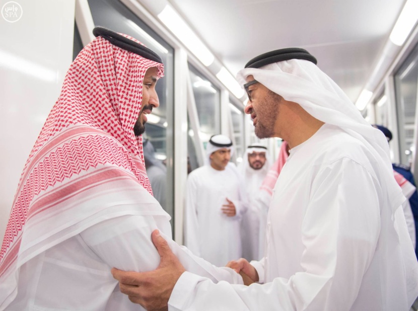 ولي ولي العهد ينقل تعازي الملك للشيخ محمد بن راشد