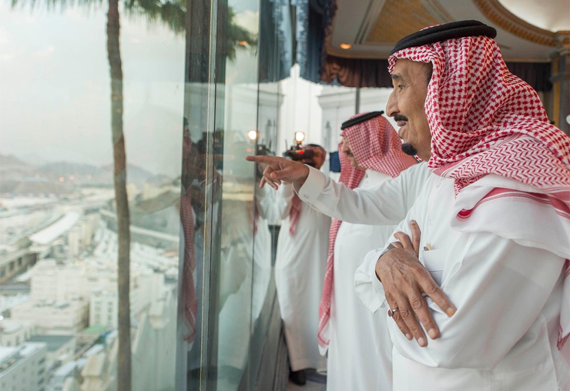 خادم الحرمين الشريفين يصل منى للإشراف المباشر على راحة حجاج بيت الله الحرام