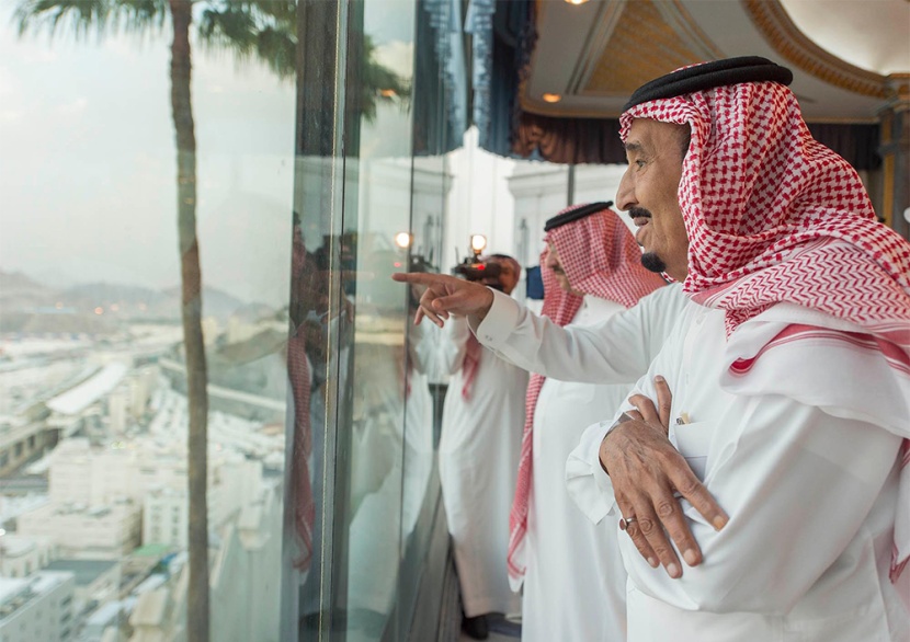 خادم الحرمين الشريفين يصل منى للإشراف المباشر على راحة حجاج بيت الله الحرام