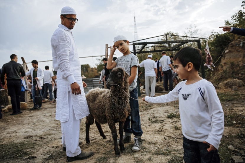 قصة مصورة: المسلمون يحتفلون بأول أيام عيد الأضحى