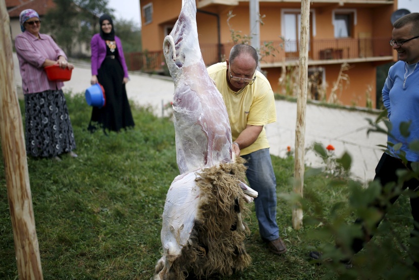 قصة مصورة: المسلمون يحتفلون بأول أيام عيد الأضحى
