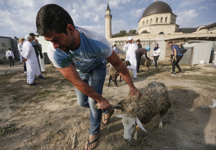 قصة مصورة: المسلمون يحتفلون بأول أيام عيد الأضحى
