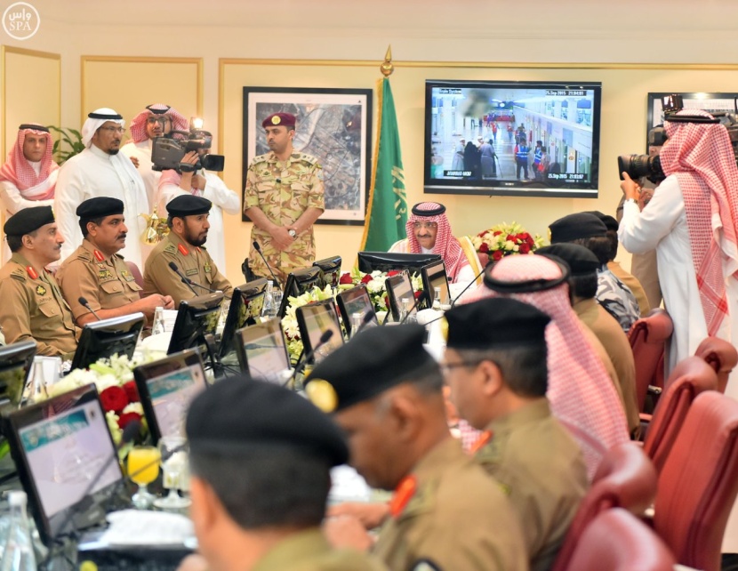 ولي العهد يتفقد مركز القيادة والسيطرة لأمن الحج في مشعر منى