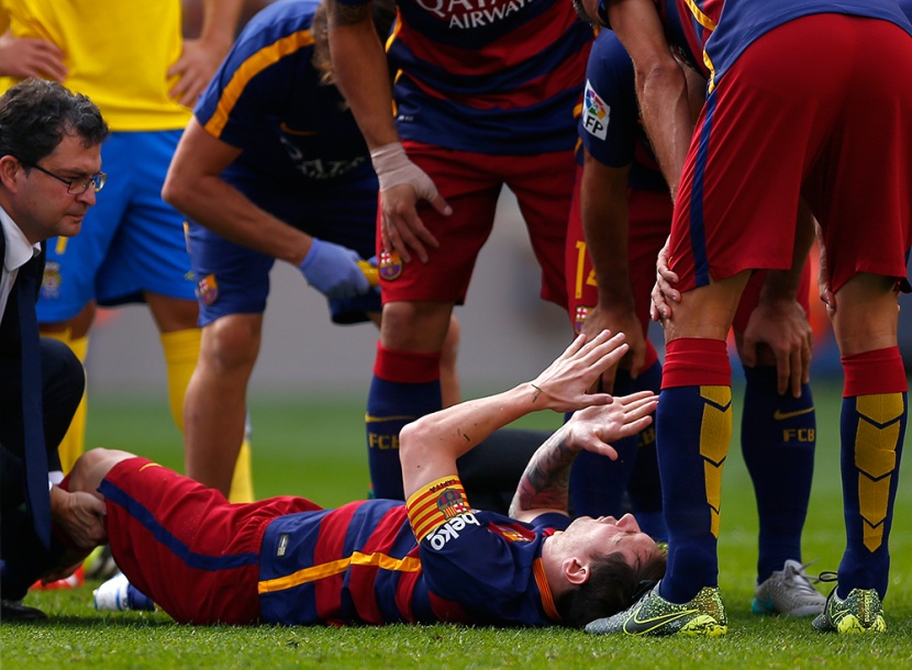 ميسي يغادر الملعب مبكرا أمام لاس بالماس بسبب إصابة في الركبة