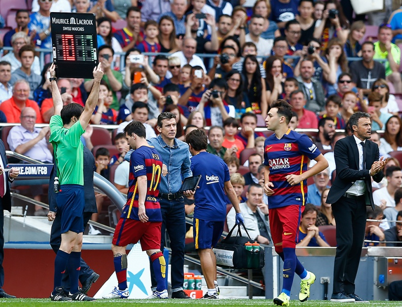 ميسي يغادر الملعب مبكرا أمام لاس بالماس بسبب إصابة في الركبة