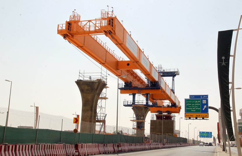 قصة مصورة : بدء تركيب جسور "قطار الرياض"