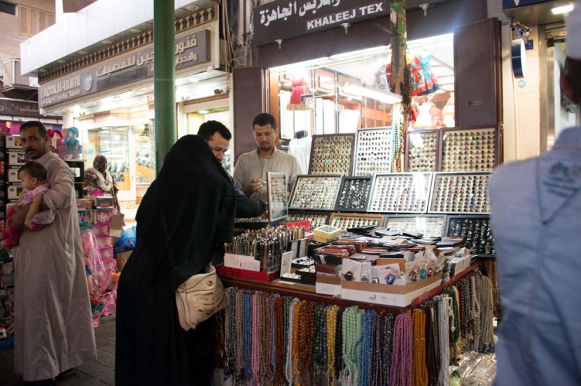 حجاج بيت الله الحرام يبحثون عن العمامة في أسواق جدة