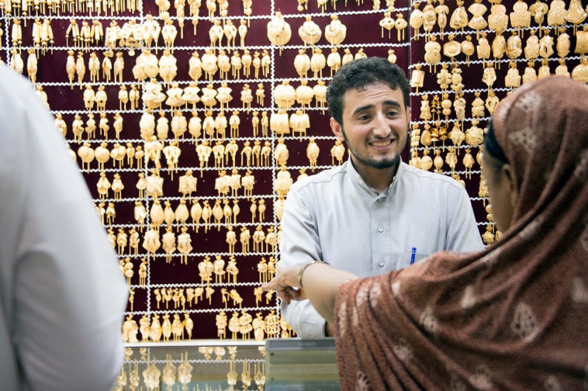 حجاج بيت الله الحرام يبحثون عن العمامة في أسواق جدة