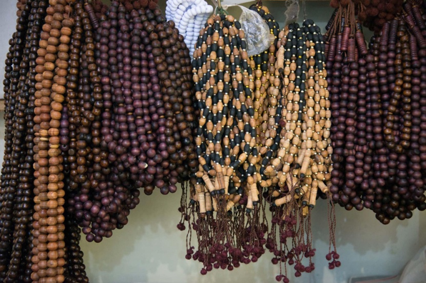 حجاج بيت الله الحرام يبحثون عن العمامة في أسواق جدة