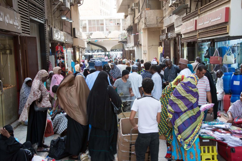 حجاج بيت الله الحرام يبحثون عن العمامة في أسواق جدة