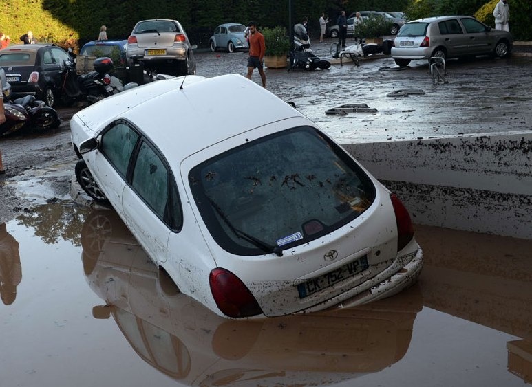 12 قتيلا بسبب فيضانات على الساحل اللازوردي جنوب فرنسا