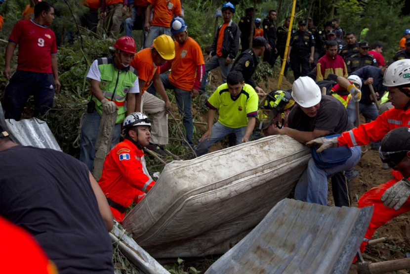 ارتفاع حصيلة ضحايا الانهيار الأرضي في جواتيمالا إلى 73 قتيلا