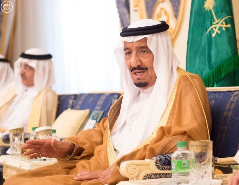 الملك يستقبل جمعا من الأمراء والعلماء والمواطنين