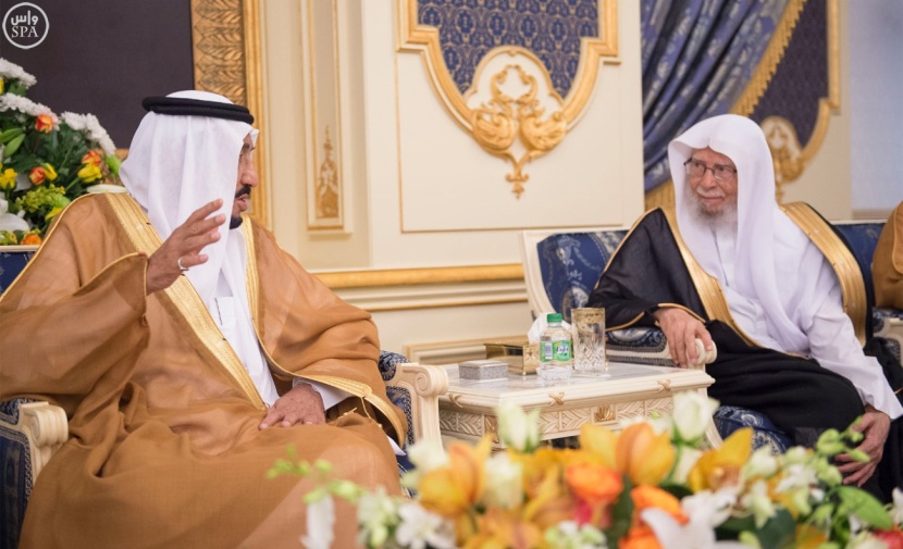 الملك يستقبل جمعا من الأمراء والعلماء والمواطنين