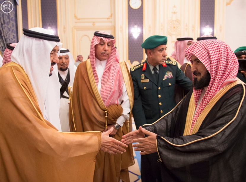 الملك يستقبل جمعا من الأمراء والعلماء والمواطنين