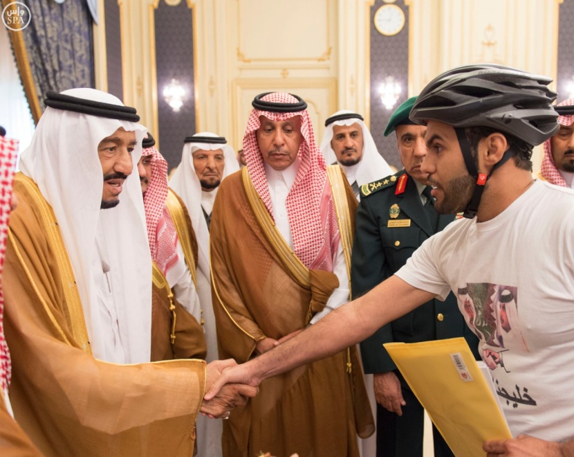 الملك يستقبل جمعا من الأمراء والعلماء والمواطنين