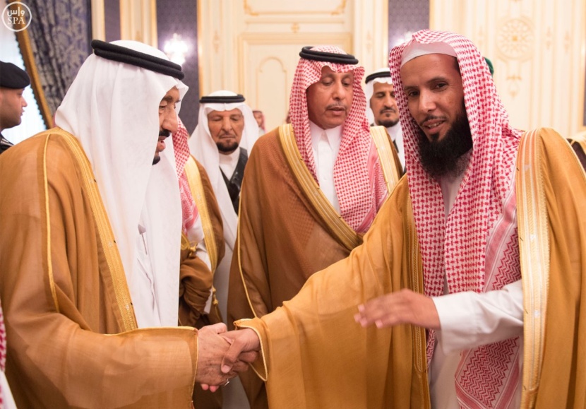 الملك يستقبل جمعا من الأمراء والعلماء والمواطنين