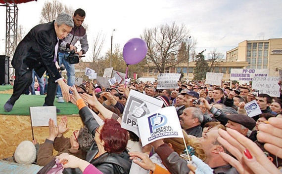رجال الشرفات .. عودة «الشعبوية» لواجهة المشهد السياسي الغربي