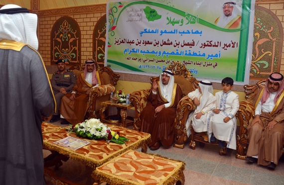 أمير القصيم يلبي طلب طفل مصاب بالسرطان ويزوره في منزله