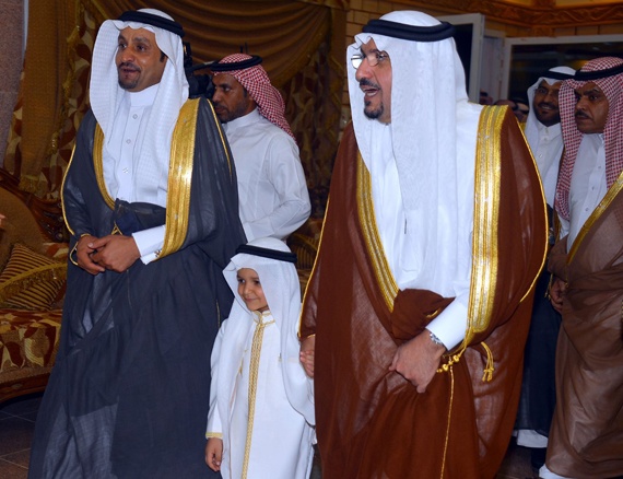 أمير القصيم يلبي طلب طفل مصاب بالسرطان ويزوره في منزله