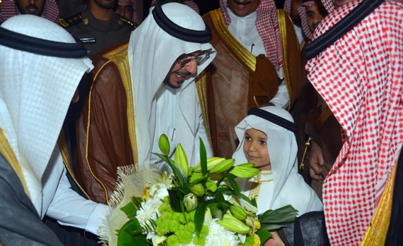 أمير القصيم يلبي طلب طفل مصاب بالسرطان ويزوره في منزله