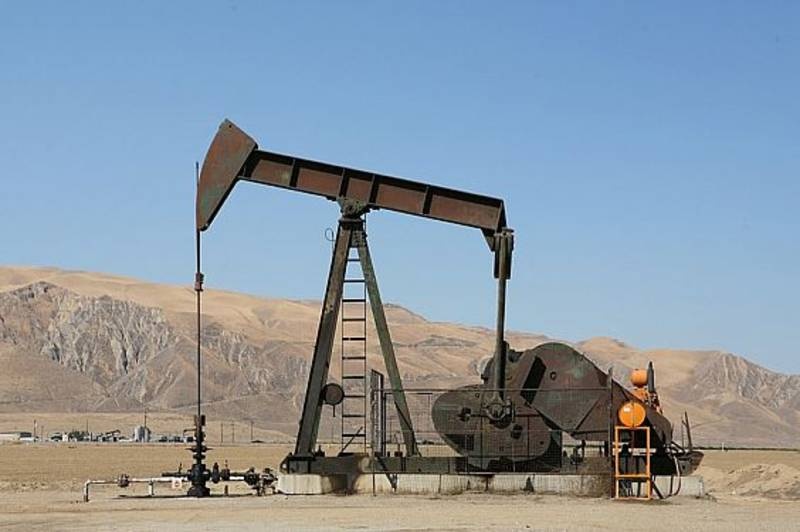 النفط يرتفع بفعل العوامل الفنية والدولار الضعيف