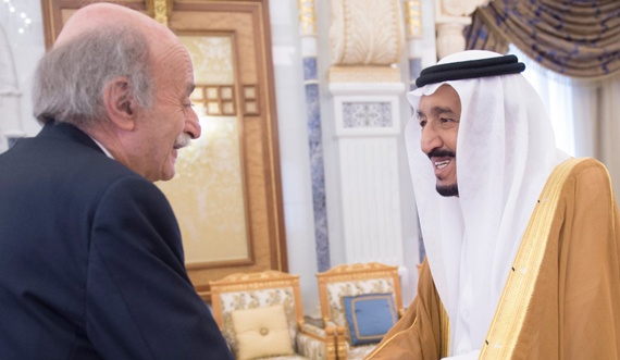 الملك يستقبل جنبلاط  ويبحث معه أوضاع لبنان