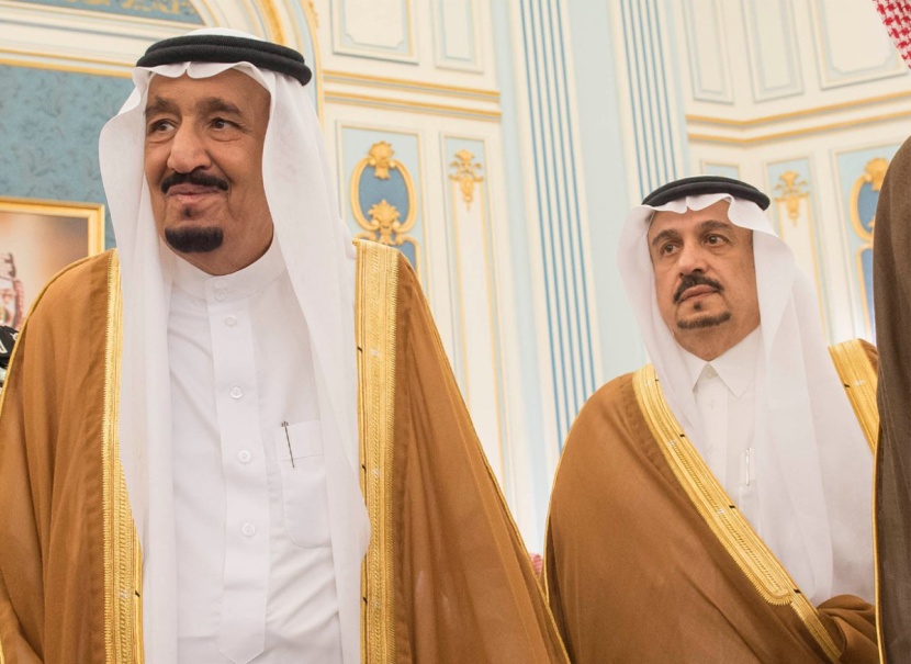 الملك يستقبل المفتي والأمراء والعلماء وجموعا من المواطنين