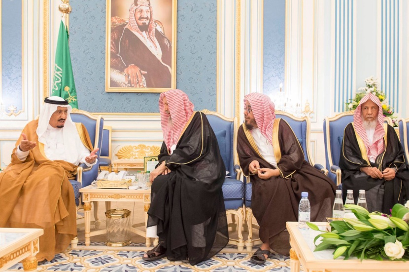 الملك يستقبل المفتي والأمراء والعلماء وجموعا من المواطنين