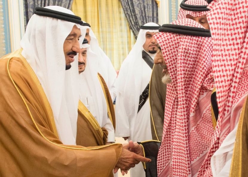 الملك يستقبل المفتي والأمراء والعلماء وجموعا من المواطنين