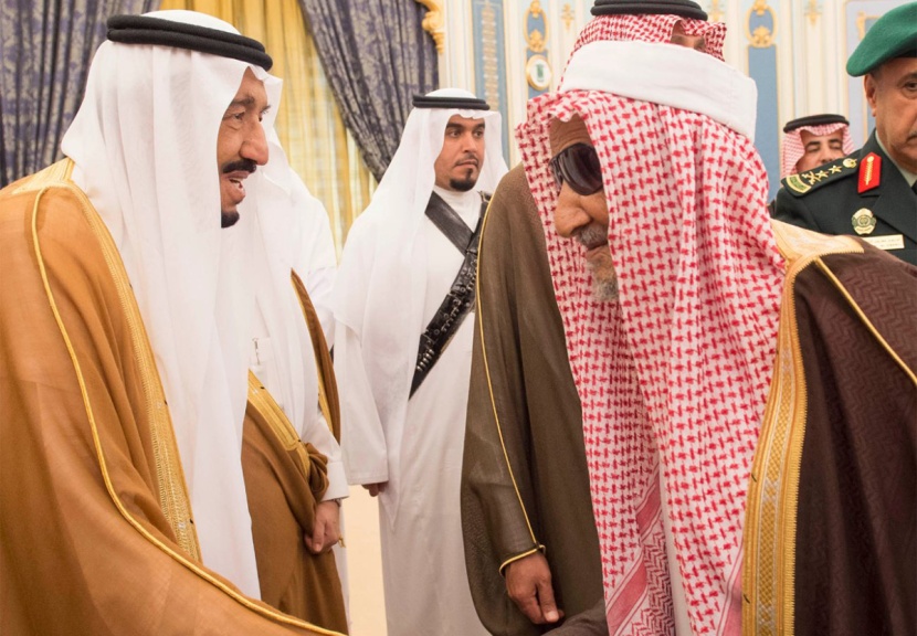 الملك يستقبل المفتي والأمراء والعلماء وجموعا من المواطنين