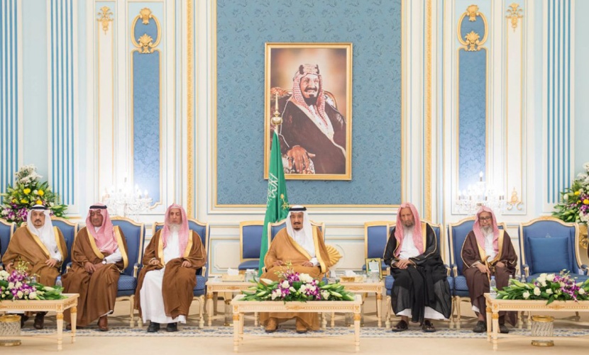 الملك يستقبل المفتي والأمراء والعلماء وجموعا من المواطنين