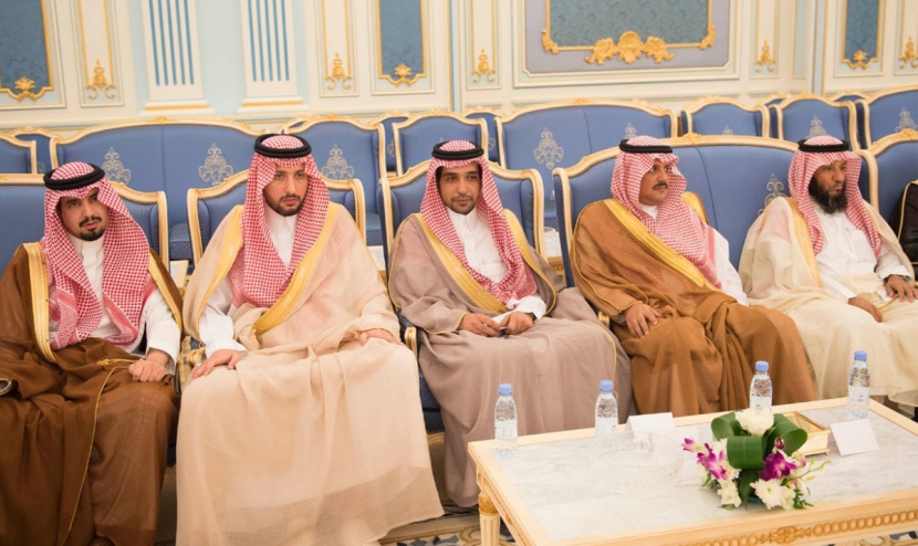 الملك يستقبل المفتي والأمراء والعلماء وجموعا من المواطنين