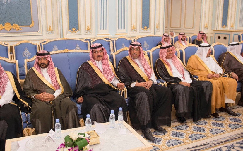 الملك يستقبل المفتي والأمراء والعلماء وجموعا من المواطنين