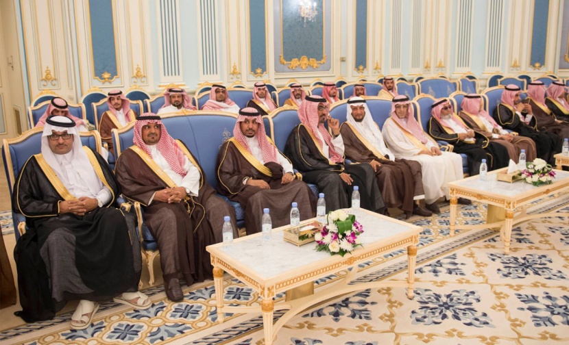 الملك يستقبل المفتي والأمراء والعلماء وجموعا من المواطنين